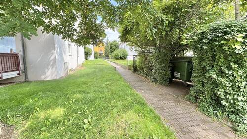 Grundstück mit Bereich für Mülltonnen - 