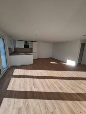 Eingangsbereich mit Blick auf Küche - 3 Zimmer Etagenwohnung in Igersheim