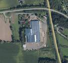 Luftbild - Großzügige gepflegte Industriehallen mit Bürogebäude