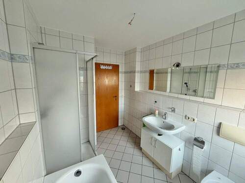 Bad mit Dusche und Wanne - 