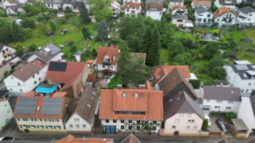 Hausfront von oben - Mehrfamilienhaus, Wohnhaus mit 395,00 m&sup2; in Nußloch zum Kaufen