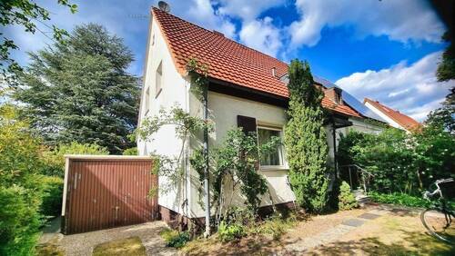 Hausansicht mit Zugang zur Garage - 4 Zimmer Doppelhaushälfte zum Kaufen in Berlin