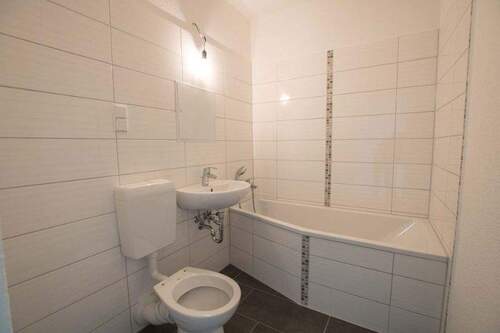 Bad - 6 Zimmer Etagenwohnung zur Miete in Halle (Saale)