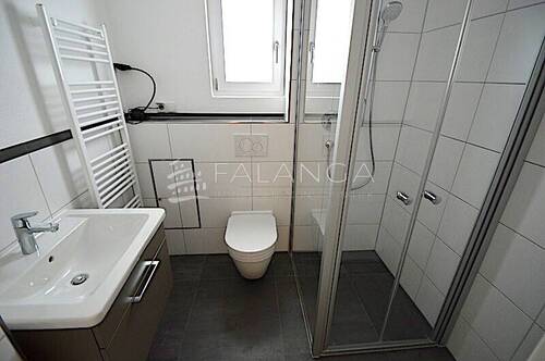 Modernes Tageslichtbad mit mit bodentiefer Dusche - 