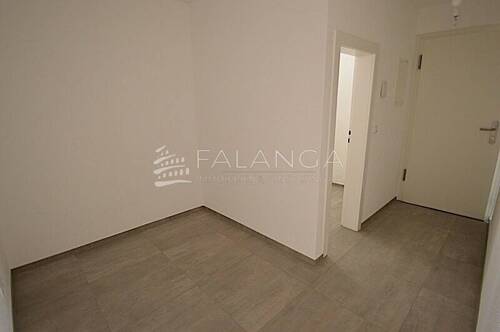 Großer Flur mit Homeofficebereich - 