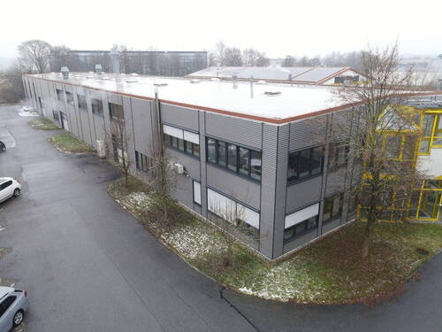 Ansicht Ecke Nord - Produktionshalle mit Büroräumen und bester Verkehrsanbindung