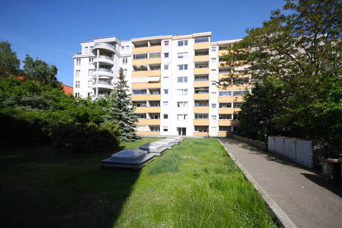 Hausansicht - Vermietete 1-Zimmer-Wohnung mit Balkon und Tiefgaragenstellplatz - zentrale Lage in Berlin