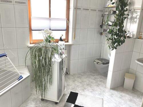 Wohnhaus - 1. OG: Bad mit Wanne, WC,... - 