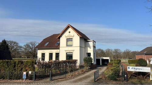 Vorne Außen - 3-Zimmer Erdgeschosswohnung in einem Zweifamilienhaus