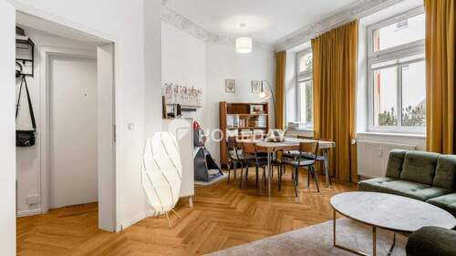 Wohnzimmer 1 - Urbaner Chic in Rostock: Möblierte 2-Zimmer-Perle mit Deckenstuck & exklusivem Flair