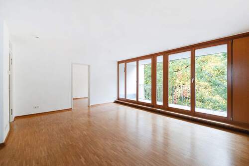 Wohnzimmer mit Balkonzugang - Zeitlos schön - 2-Zimmer-Wohnung mit Balkon in begehrter Parklage