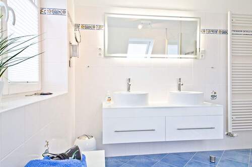 Bad OG mit Dusche, Wanne, ... - 