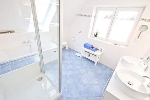 Bad OG mit Dusche, Wanne, ... - 