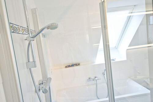 Bad OG mit Dusche, Wanne, ... - 