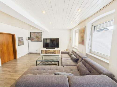 Wohnzimmer OG - 5 Zimmer Mehrfamilienhaus, Wohnhaus in Aglasterhausen