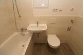 Beispiel Bad mit Wanne - 2 Zimmer Etagenwohnung zur Miete in Freiberg