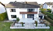 Ansicht vom Garten) - 2023 umfangreich saniertes Einfamilienhaus mit Garage und 857 qm Grundstück, Keller und Garage