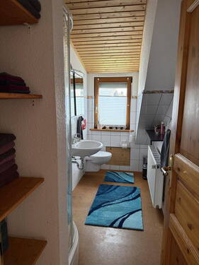 Badezimmer mit Dusche oben - 