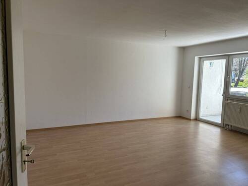 Wohnzimmer - 3 Zimmer Etagenwohnung zur Miete in Zwickau