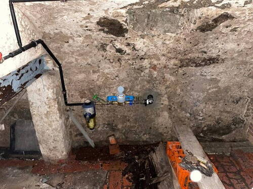 Hauskeller mit Brunnen - 