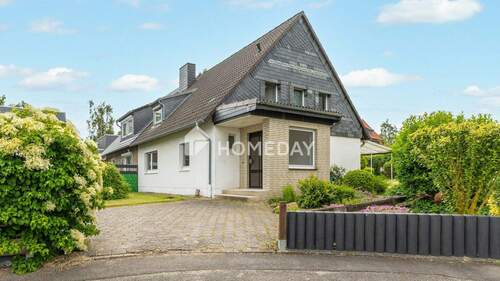 Außenansicht 1 - Einfamilienhaus mit vorbereiteter Sanierung - 7 Zimmer, 115 m² Wohnfläche, 578 m² Grundstück