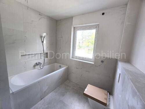 Bad mit Badewanne und Dusche - 4 Zimmer Etagenwohnung zum Kaufen in Nürnberg
