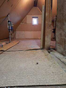 Nicht ausgebauter Dachboden mit Fenster - 