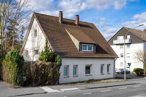 Straßenansicht - 9 Zimmer Mehrfamilienhaus, Wohnhaus zum Kaufen in Leopoldshöhe