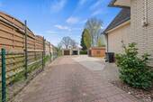 Auffahrt und Garagen - 