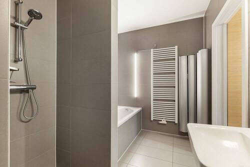Modernes Badezimmer en suite - 