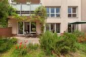 Terrasse mit gepflegtem Garten - 