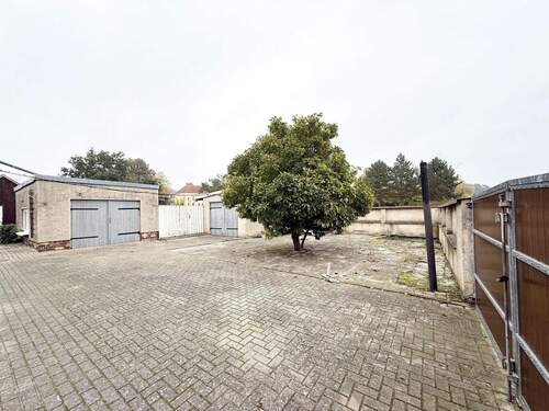 Innenhof mit zwei Garagen - 