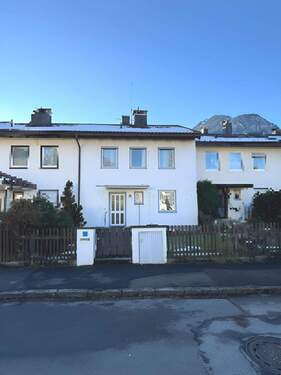 Ansicht Eingang - Bewährte Bauqualität, bereit für frischen Wind