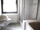 Bad EG Mitte.JPG - Gepfl.- 3- Zi.- Erdgesch.-Wohnung m. Einbauküche im Northeimer 0rtsteil B ü h l e