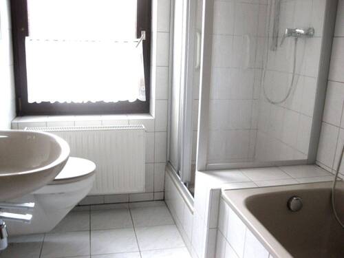 Bad EG Mitte.JPG - Gepfl.- 3- Zi.- Erdgesch.-Wohnung m. Einbauküche im Northeimer 0rtsteil B ü h l e
