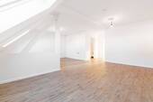 Wohnzimmer - Frisch renoviert & bezugsfertig - 2-Zimmer-Wohnung im Dachgeschoss