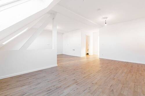 Wohnzimmer - Frisch renoviert & bezugsfertig - 2-Zimmer-Wohnung im Dachgeschoss