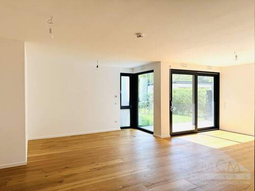 Wohnzimmer mit Zugang Garten - 3 Zimmer Etagenwohnung in Offenbach / Tempelsee