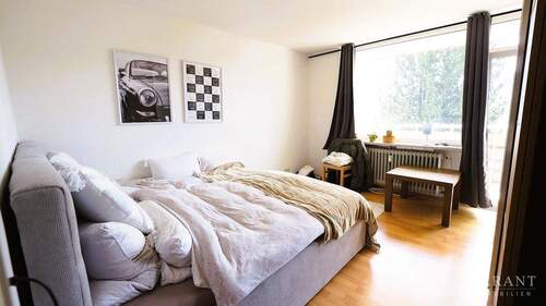 Schlafzimmer mit Zugang zum Balkon - Etagenwohnung mit 57,00 m&sup2; in Wiggensbach zum Kaufen