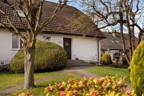 Vorgarten und Eingang - 9 Zimmer Einfamilienhaus in Hamburg