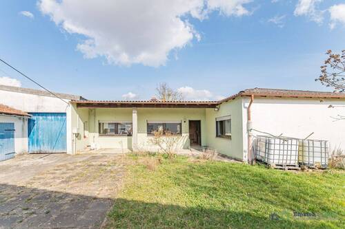 Hausansicht - Sanierungsbedürftiges Einfamilienhaus mit Garage und Scheune