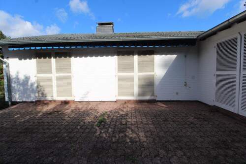 Terrassenansicht mit geschlossenen Holzklappläden - 