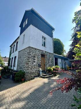 Altbau-Außenansicht - 9 Zimmer Mehrfamilienhaus, Wohnhaus zum Kaufen in Neuenrade