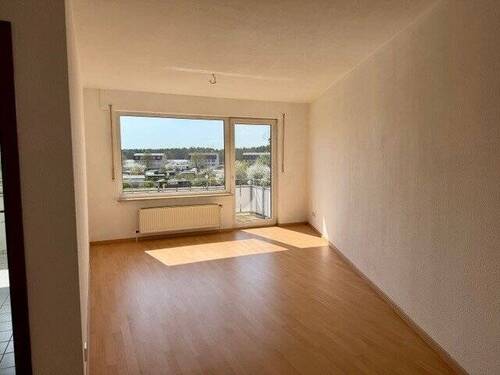 Wohnzimmer Blick auf das Balkonfenster - 3 Zimmer Etagenwohnung zum Kaufen in Neustadt-Glewe