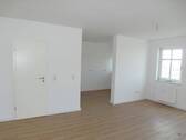 Wohnbereich, halboeffene Küche - 2 Zimmer Etagenwohnung in Leipzig