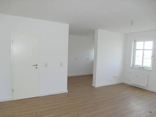 Wohnbereich, halboeffene Küche - 2 Zimmer Etagenwohnung in Leipzig
