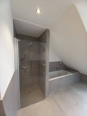 Bad mit Dusche und Wanne - 
