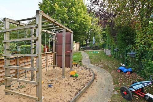 eines der Spielgeräte im Garten, die zum Haus gehören - 