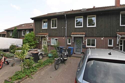 die beiden Stellplätze vor dem Haus - 