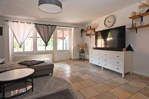 Wohnzimmer mit Blick und Zugang zum Garten - 